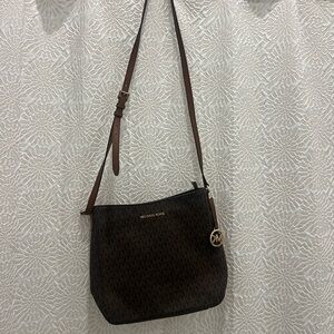Michael Kors Cross body zip up purse